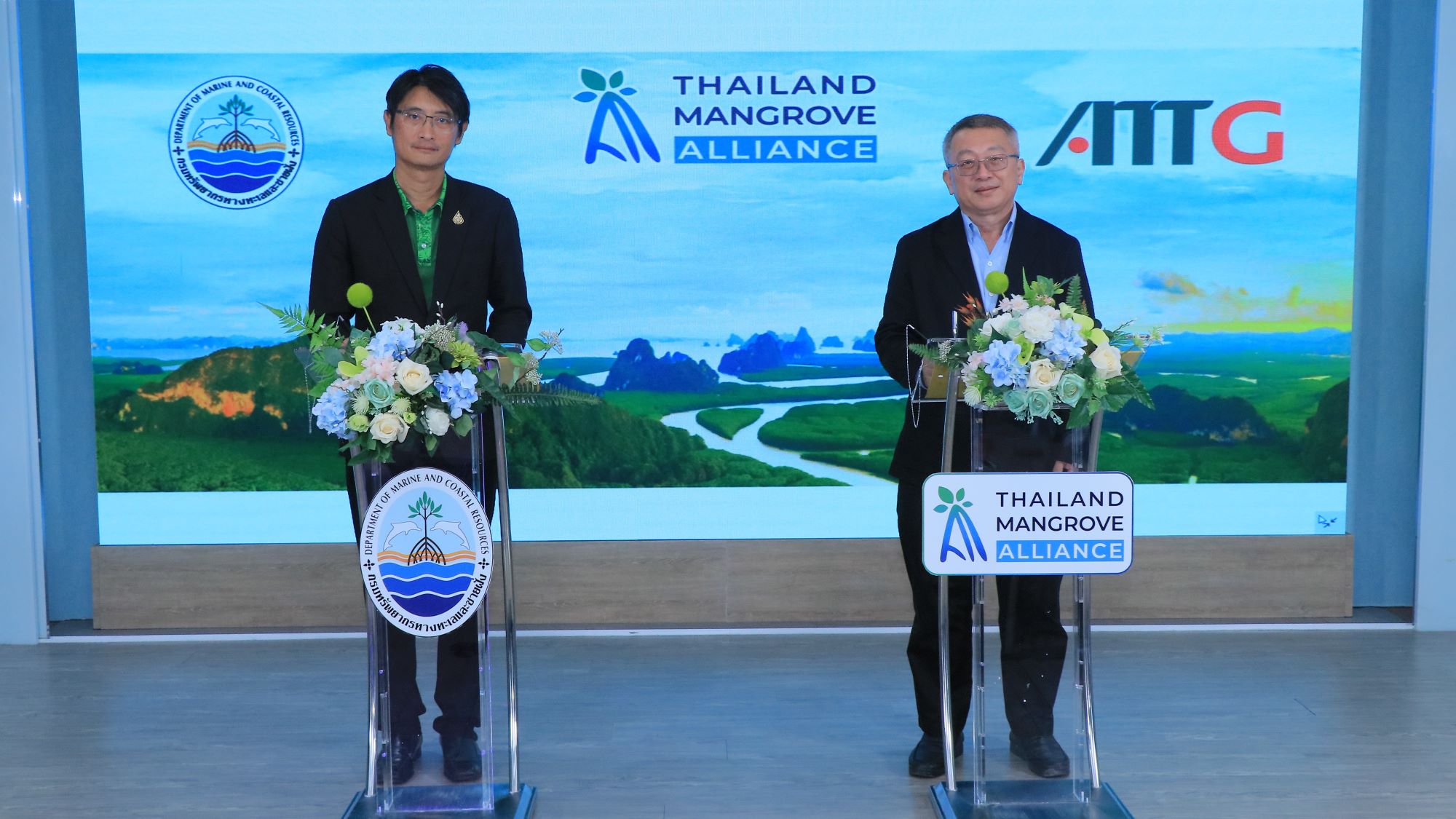 AISIN Signs MOU_On stage.JPG